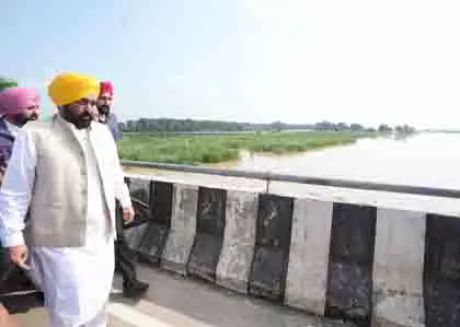 पंजाब के CM ने बाढ़ प्रभावित लोगों के लिए पर्याप्त राहत की घोषणा की पंजाब के CM ने बाढ़ प्रभावित लोगों के लिए पर्याप्त राहत की घोषणा की