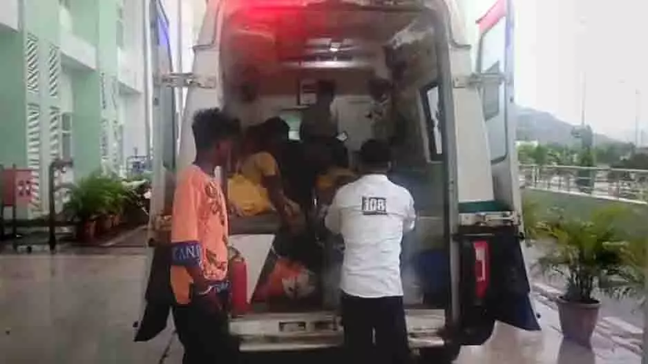Odisha: युवक ने नाबालिग लड़की का गला काटा, आत्महत्या का प्रयास किया Odisha: युवक ने नाबालिग लड़की का गला काटा, आत्महत्या का प्रयास किया