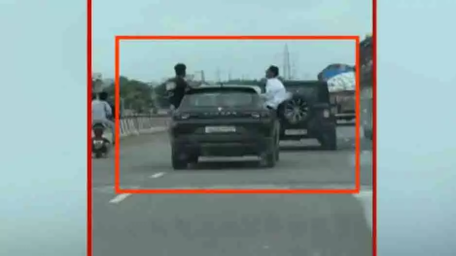 Bhubaneswar: हाईवे पर स्टंटिंग पर 10,000 रुपये का जुर्माना Bhubaneswar: हाईवे पर स्टंटिंग पर 10,000 रुपये का जुर्माना