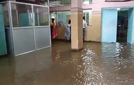 तैरता स्वास्थ्य केंद्र? पानी पर चल रही हैं चिकित्सा सेवाएँ तैरता स्वास्थ्य केंद्र? पानी पर चल रही हैं चिकित्सा सेवाएँ