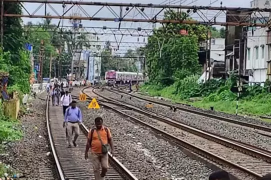 चलती ट्रेन के ब्रेक से निकला धुआं, Howrah-Bandel इलाके में दहशत चलती ट्रेन के ब्रेक से निकला धुआं, Howrah-Bandel इलाके में दहशत