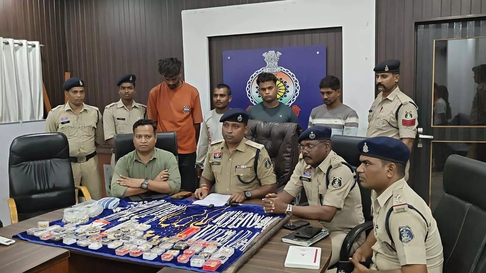 ज्वेलरी शॉप में चोरी करने वाला निगरानी बदमाश साथियों सहित 4 गिरफ्तार ज्वेलरी शॉप में चोरी करने वाला निगरानी बदमाश साथियों सहित 4 गिरफ्तार