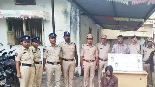 संगारेड्डी में गोवा-हैदराबाद बस से 1 किलो से अधिक ड्रग्स बरामद, यात्री गिरफ्तार संगारेड्डी में गोवा-हैदराबाद बस से 1 किलो से अधिक ड्रग्स बरामद, यात्री गिरफ्तार