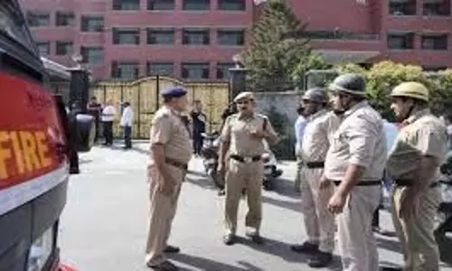 Delhi शहर के छह स्कूलों को बम से उड़ाने की धमकी Delhi शहर के छह स्कूलों को बम से उड़ाने की धमकी