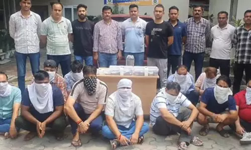 बड़े जुआ रैकेट का भंडाफोड़, 12 गिरफ्तार, 15 लाख से अधिक बरामद बड़े जुआ रैकेट का भंडाफोड़, 12 गिरफ्तार, 15 लाख से अधिक बरामद