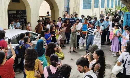 अंबेडकर विश्वविद्यालय में प्रतिबंधों और बैरिकेडिंग में वृद्धि के विरोध में छात्र
