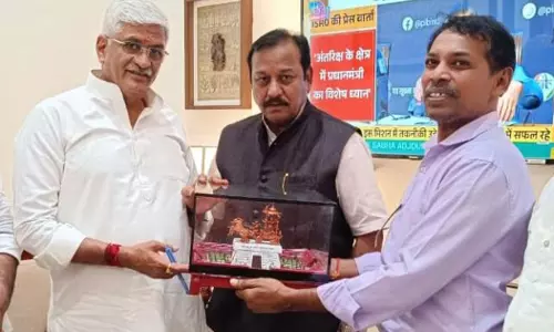 विश्व के सबसे बड़े कृष्ण-अर्जुन रथ के मॉडल को केन्द्रीय संस्कृति मंत्री को भेंट दिया विश्व के सबसे बड़े कृष्ण-अर्जुन रथ के मॉडल को केन्द्रीय संस्कृति मंत्री को भेंट दिया