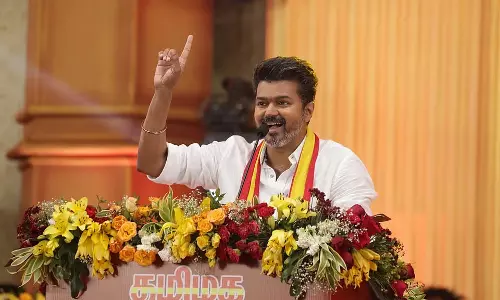 मुकाबला थावेका और डीएमके के बीच है: Vijay मुकाबला थावेका और डीएमके के बीच है: Vijay