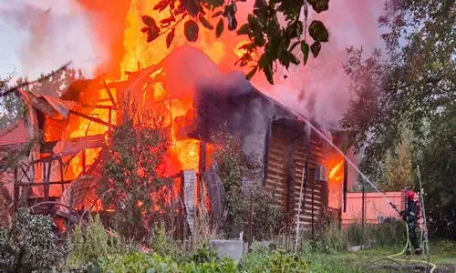 शांति प्रयासों के बीच रूस ने यूक्रेन पर एक महीने में सबसे बड़ा मिसाइल हमला किया