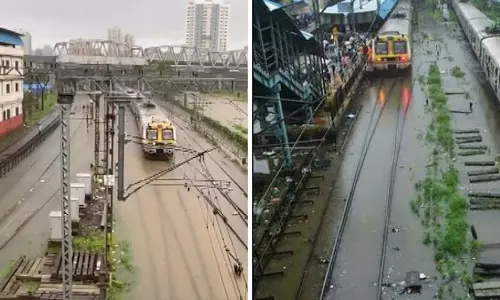 स्थानीय लोगों द्वारा BMC के जल निकासी पंपों को रोकने से सेंट्रल और हार्बर रेलवे लाइनें जलमग्न स्थानीय लोगों द्वारा BMC के जल निकासी पंपों को रोकने से सेंट्रल और हार्बर रेलवे लाइनें जलमग्न