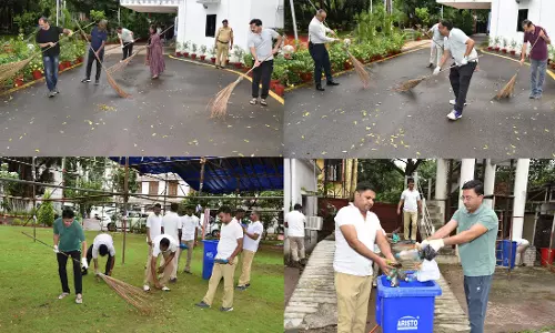 रायपुर राजभवन परिसर में अधिकारियों-कर्मचारियों ने की साफ-सफाई