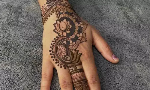 Hartalika Teej : हरतालिका तीज पर बैक हैंड के लिए सिंपल मेहंदी और ट्रेंडी डिजाइन
