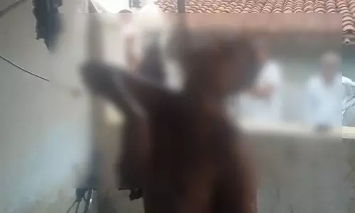 बीमार शख्स ने किया सुसाइड, पुलिस ने मालवाहक से शव को मुर्दाघर भिजवाया