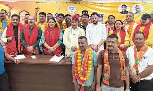 सत शर्मा ने जम्मू के 50 ट्रांसपोर्टरों का पार्टी में स्वागत किया