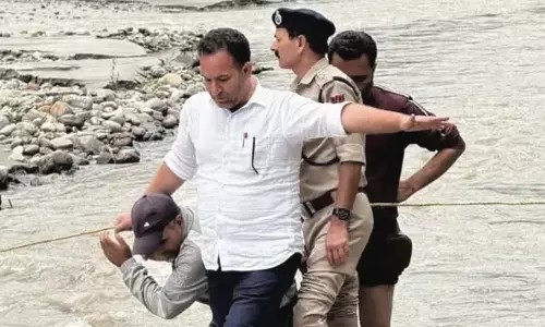 अराजकता के बीच, राजनेता शोकग्रस्त पद्दार गांव पहुंचे
