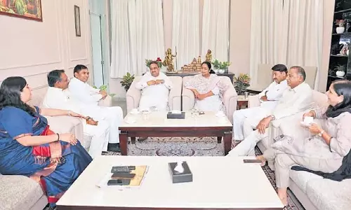 हमले के अगले दिन भाजपा सांसदों ने दिल्ली CM रेखा गुप्ता से मुलाकात की हमले के अगले दिन भाजपा सांसदों ने दिल्ली CM रेखा गुप्ता से मुलाकात की
