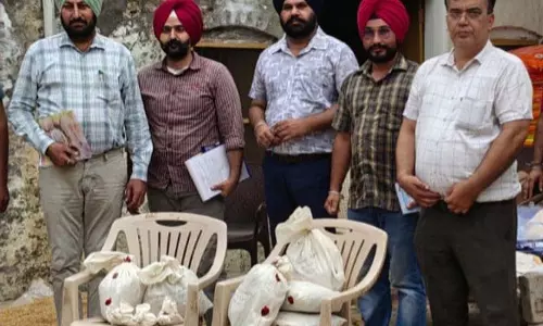 Punjab: अवैध लांबी गोदाम से 20 लाख रुपये का खाद, बीज जब्त Punjab: अवैध लांबी गोदाम से 20 लाख रुपये का खाद, बीज जब्त