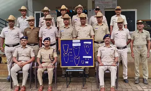 Karnataka : पुलिस ने सोने के आभूषण लूटने के आरोप में चोर को गिरफ्तार किया