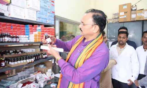 स्वास्थ्य मंत्री जायसवाल ने प्राथमिक स्वास्थ्य केन्द्र जेवरा का किया निरीक्षण स्वास्थ्य मंत्री जायसवाल ने प्राथमिक स्वास्थ्य केन्द्र जेवरा का किया निरीक्षण