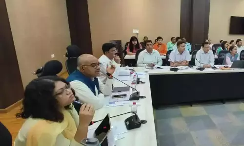 Kanpur: जिलाधिकारी ने डॉक्टरों को दिए स्वास्थ्य सेवा सुनिश्चित करने के निर्देश