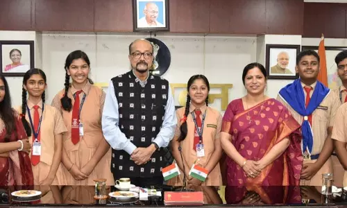 राज्यपाल डेका से मिले हाई स्कूल के विद्यार्थी