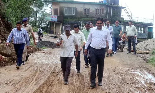 जिला प्रशासन ने Sudher में खराब जल निकासी और भूस्खलन के खतरे का जायजा लिया