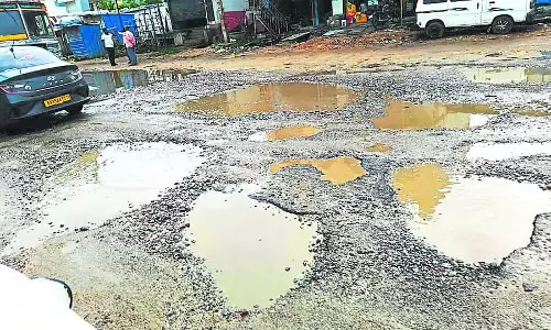 गड्ढों वाली सड़क: यातायात समस्या गड्ढों वाली सड़क: यातायात समस्या