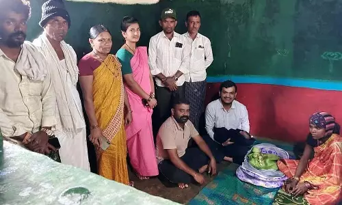 Karnataka : मां और बच्चा शेड में रह रहे थे, प्रशासन उन्हें घर ले आया