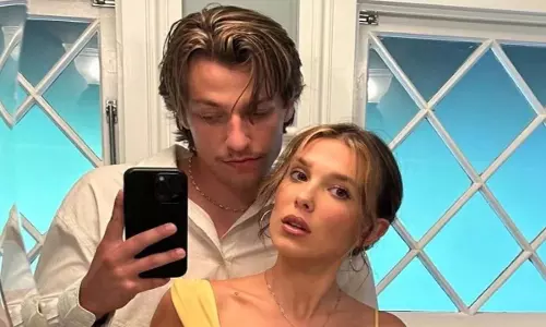 Millie Bobby Brown 21 साल की उम्र में माँ बनीं Millie Bobby Brown 21 साल की उम्र में माँ बनीं