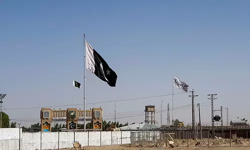 Afghan और पाकिस्तानी अधिकारियों ने द्विपक्षीय तनाव कम करने के लिए बातचीत का किया आह्वान