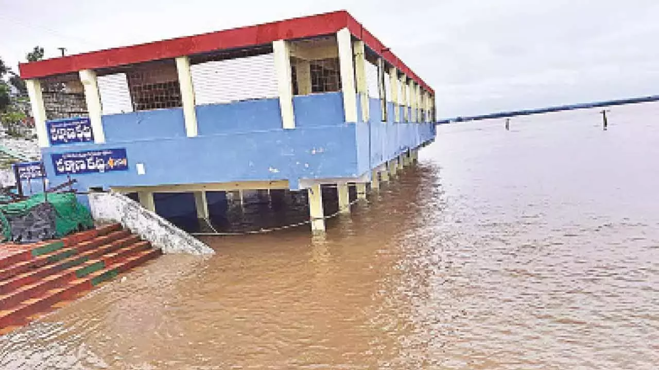 Telangana : भद्राचलम में गोदावरी नदी उफान पर है Telangana : भद्राचलम में गोदावरी नदी उफान पर है