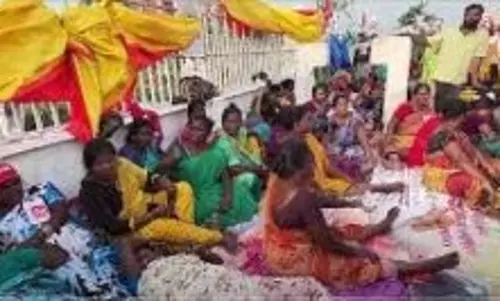 सफाई कर्मचारियों का विरोध: हाईकोर्ट ने कहा, वेतन में कटौती न करें