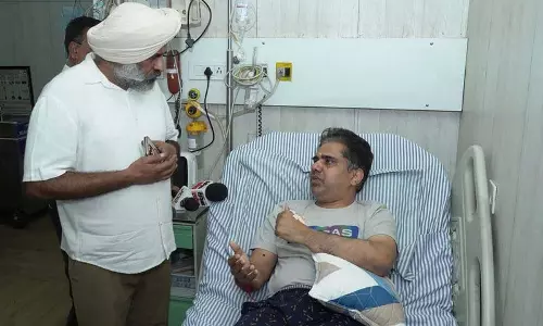 MLA Pargat Singh ने अपहरण की कोशिश के बाद घायल डॉक्टर से मुलाकात की MLA Pargat Singh ने अपहरण की कोशिश के बाद घायल डॉक्टर से मुलाकात की