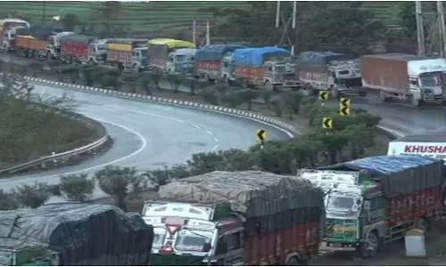 Jammu: जम्मू-श्रीनगर मार्ग पर ट्रैफिक सामान्य स्थिति में Jammu: जम्मू-श्रीनगर मार्ग पर ट्रैफिक सामान्य स्थिति में