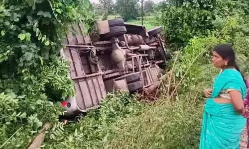 Kothagudem में निजी बस पलटी, पांच लोग मामूली रूप से घायल