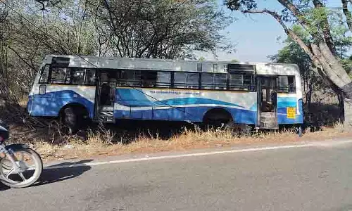 TNSTC बस का एक्सल टूटा, 46 यात्री चमत्कारिक रूप से बाल-बाल बचे TNSTC बस का एक्सल टूटा, 46 यात्री चमत्कारिक रूप से बाल-बाल बचे