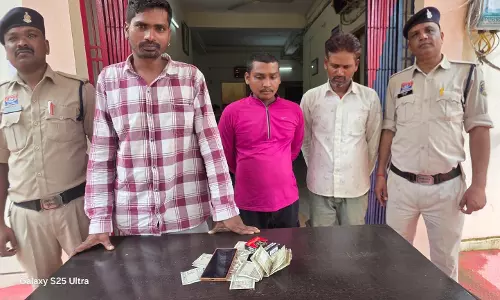 जुआ खेलते 3 जुआरी गिरफ्तार, कार और कैश जब्त जुआ खेलते 3 जुआरी गिरफ्तार, कार और कैश जब्त
