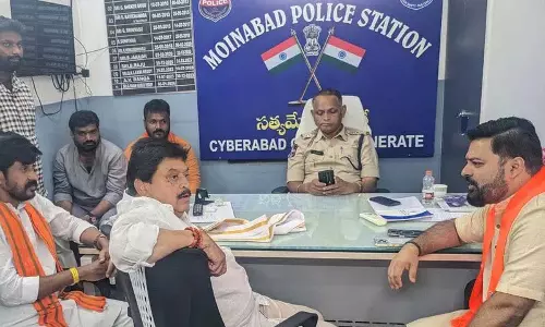 तेलंगाना BJP प्रमुख रामचंदर राव सचिवालय में विरोध प्रदर्शन के लिए जाते समय गिरफ्तार तेलंगाना BJP प्रमुख रामचंदर राव सचिवालय में विरोध प्रदर्शन के लिए जाते समय गिरफ्तार
