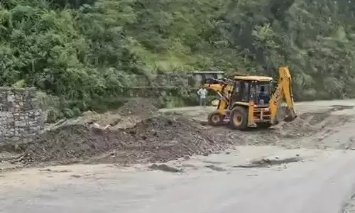 Gopeshwar: बदरीनाथ मार्ग पर भू-धसाव, सड़क अवरुद्ध Gopeshwar: बदरीनाथ मार्ग पर भू-धसाव, सड़क अवरुद्ध
