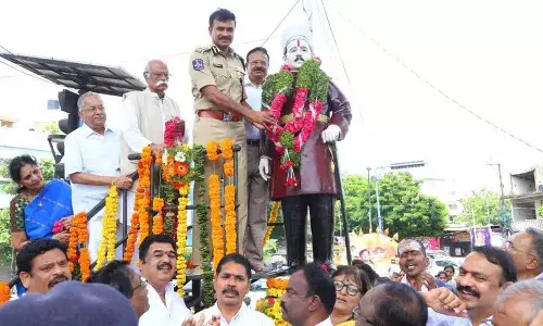 हैदराबाद पुलिस कमिश्नर CV Anand ने राजा बहादुर वेंकटराम रेड्डी को श्रद्धांजलि दी हैदराबाद पुलिस कमिश्नर CV Anand ने राजा बहादुर वेंकटराम रेड्डी को श्रद्धांजलि दी