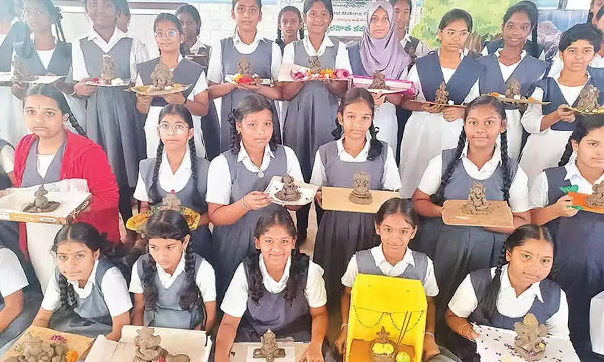 Andhra Pradesh : मिट्टी की मूर्ति बनाने की प्रतियोगिताएं आयोजित Andhra Pradesh : मिट्टी की मूर्ति बनाने की प्रतियोगिताएं आयोजित