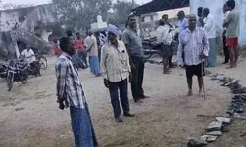 Telangana: किसान यूरिया के एक बैग का अंतहीन इंतजार कर रहे हैं