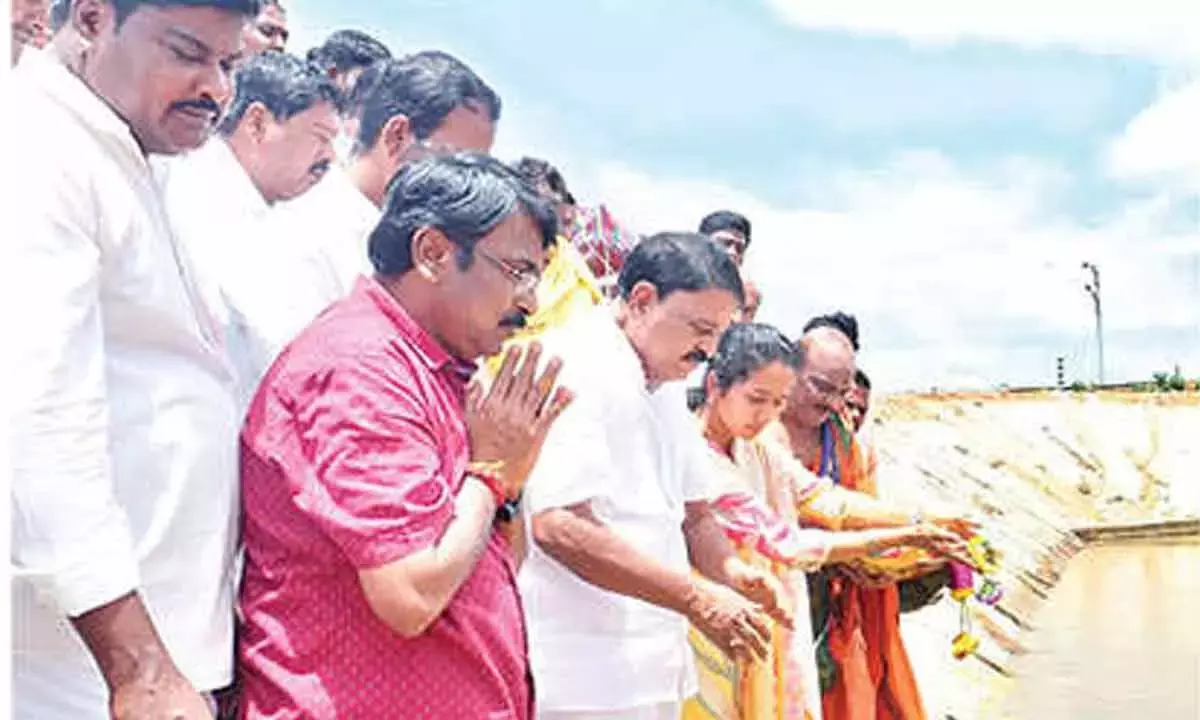 Andhra Pradesh : कृष्णा नदी का पानी माराला जलाशय में छोड़ा गया Andhra Pradesh : कृष्णा नदी का पानी माराला जलाशय में छोड़ा गया