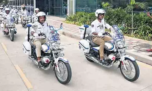 Hyderabad : ट्रैफिक पुलिस को मिलीं 150 नई बाइकें Hyderabad : ट्रैफिक पुलिस को मिलीं 150 नई बाइकें