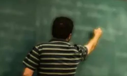 अधिकारी ने स्कूल में नकली टीचर को पकड़ा अधिकारी ने स्कूल में नकली टीचर को पकड़ा