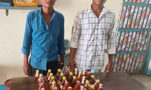 नवापारा बस स्टैंड के पास दो शराब कोचिया गिरफ्तार