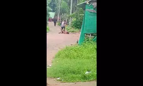 Odisha: बुजुर्ग चाचा की सरेआम पिटाई, वीडियो वायरल Odisha: बुजुर्ग चाचा की सरेआम पिटाई, वीडियो वायरल