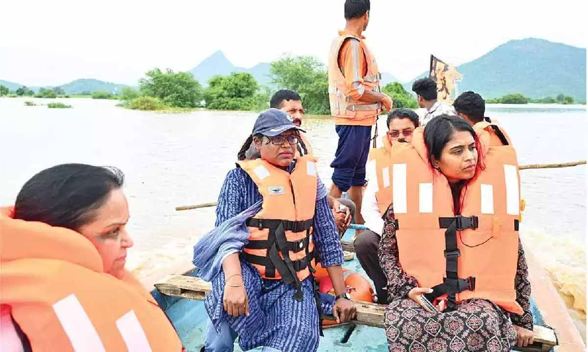 Andhra Pradesh : कलेक्टर ने बाढ़ प्रभावित क्षेत्रों का दौरा किया