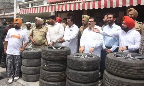 मालिक खाली हाथ लौटे, AAP का चोरी हुए टायरों की ‘वापसी’ फोटोशूट में बदल गई मालिक खाली हाथ लौटे, AAP का चोरी हुए टायरों की ‘वापसी’ फोटोशूट में बदल गई