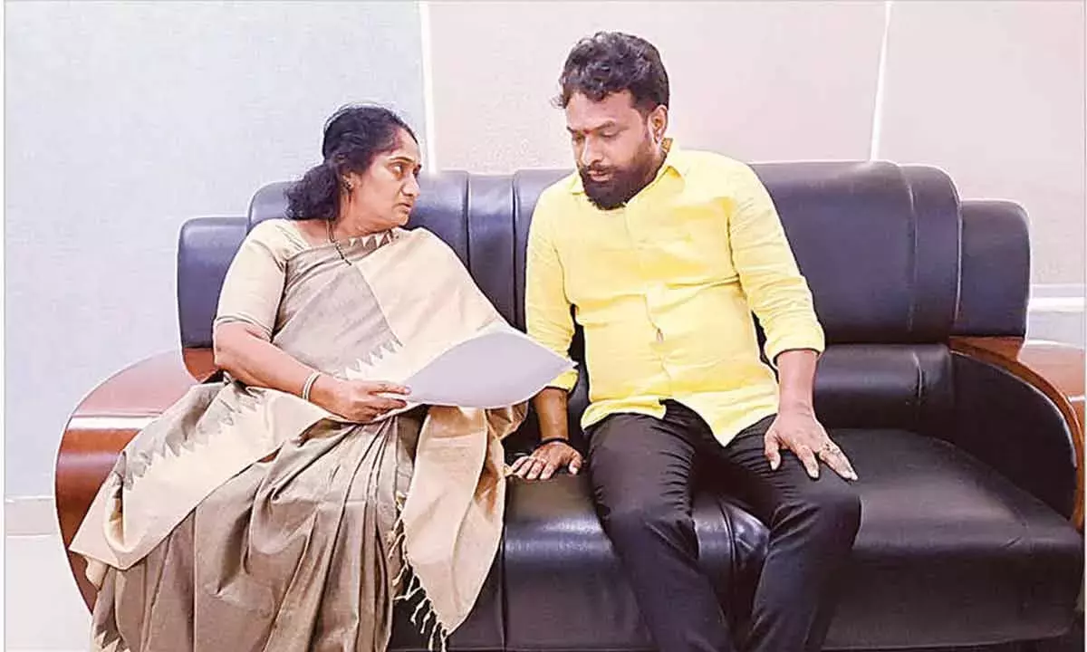 Andhra Pradesh : मंत्री ने अड्डमपल्ली के बुनकरों को मदद का आश्वासन दिया